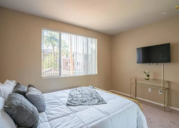 Modern 2br Oasis Pool, Gym & Parking Near Airport Apartament