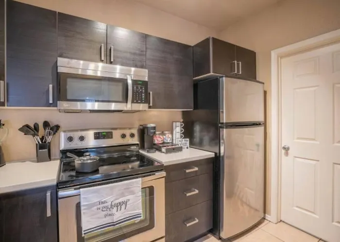 Modern 2br Oasis Pool, Gym & Parking Near Airport Apartament