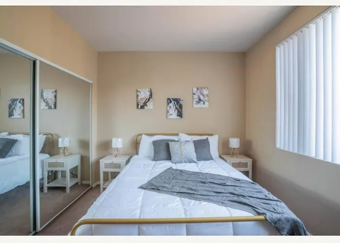 Modern 2br Oasis Pool, Gym & Parking Near Airport Apartament