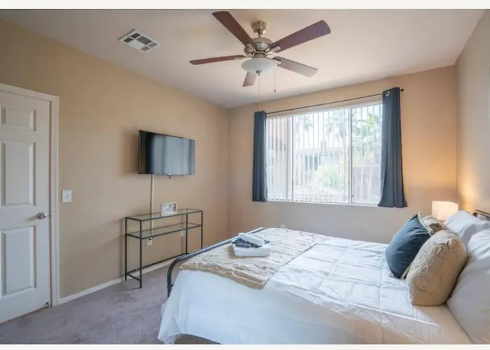 Modern 2br Oasis Pool, Gym & Parking Near Airport *