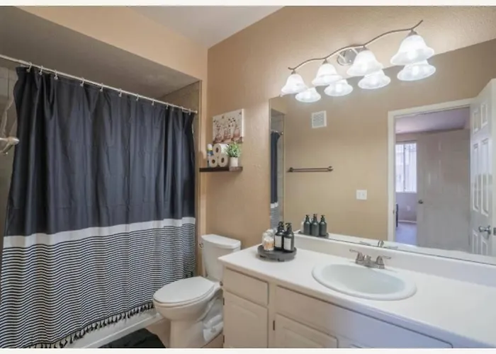 Modern 2br Oasis Pool, Gym & Parking Near Airport * Phoenix