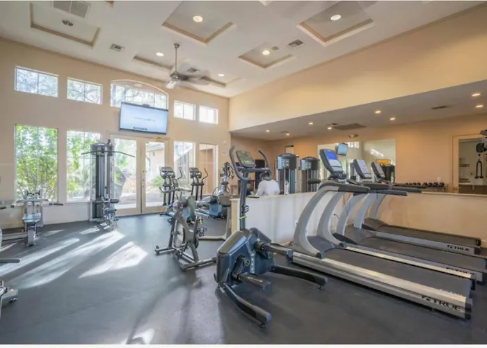Modern 2br Oasis Pool, Gym & Parking Near Airport Phoenix