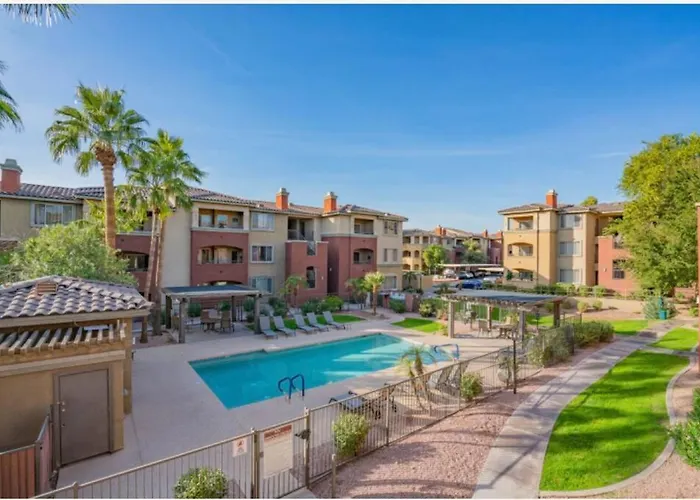 Modern 2br Oasis Pool, Gym & Parking Near Airport