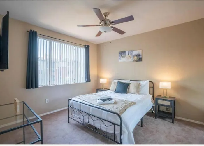 Modern 2br Oasis Pool, Gym & Parking Near Airport Apartament