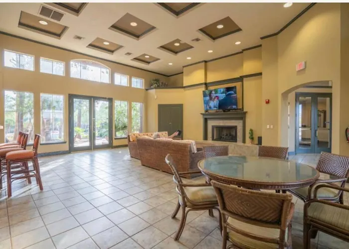 Modern 2br Oasis Pool, Gym & Parking Near Airport *
